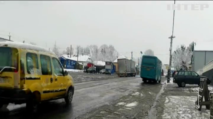 Рівненщину засипало снігом: рятувальники оголосили штормове попередження
