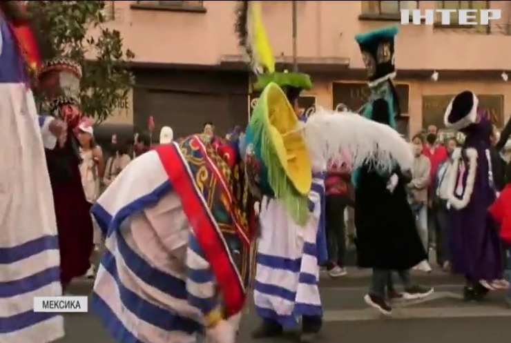 Мексиканці висміювали іспанських колонізаторів веселим парадом