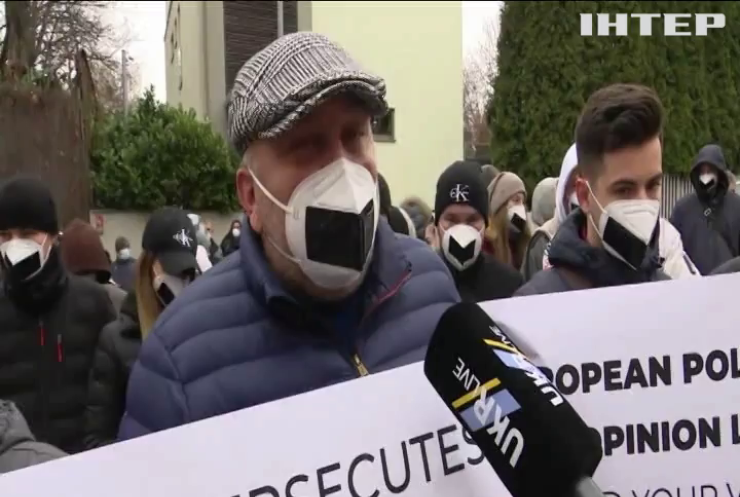Українська діаспора мітингувала в Празі проти закриття опозиційних каналів