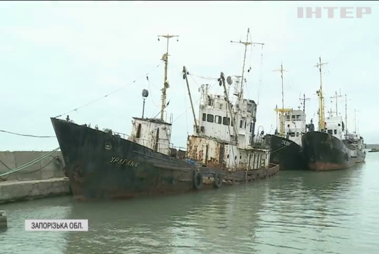 На Запоріжжі тоне старе риболовецьке судно: є ризик витоку нафти