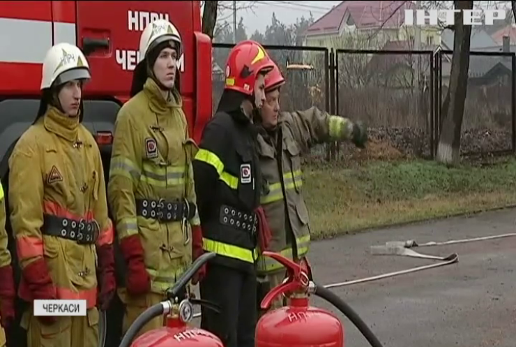 Черкаські рятувальники змоделювали пожежу у кімнаті для студентів