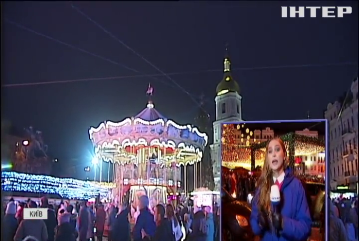 На Софійській площі у Києві засвітили новорічну ялинку