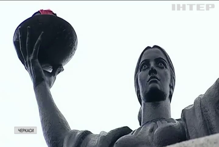 Черкаській монумент на честь воїнів-визволителів хилиться додолу