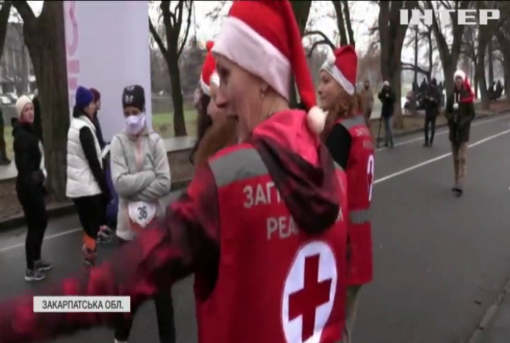 Понад сотня святих Миколаїв взяли участь у благодійному марафоні в Ужгороді