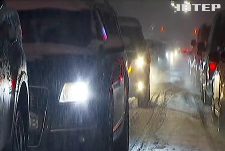 Майже три сотні одиниць техніки очищують Київ від снігу