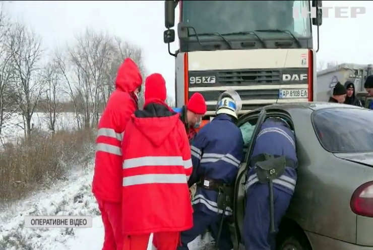 Мокрий сніг на дорогах спричинив сотні аварій по всій Україні: в яких областях найгірша ситуація