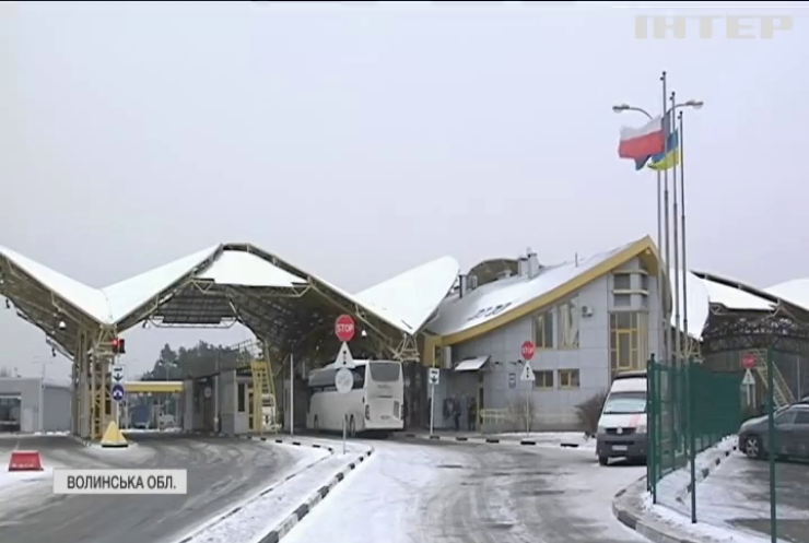 Українські заробітчани масово повертаються до дому через польський кордон
