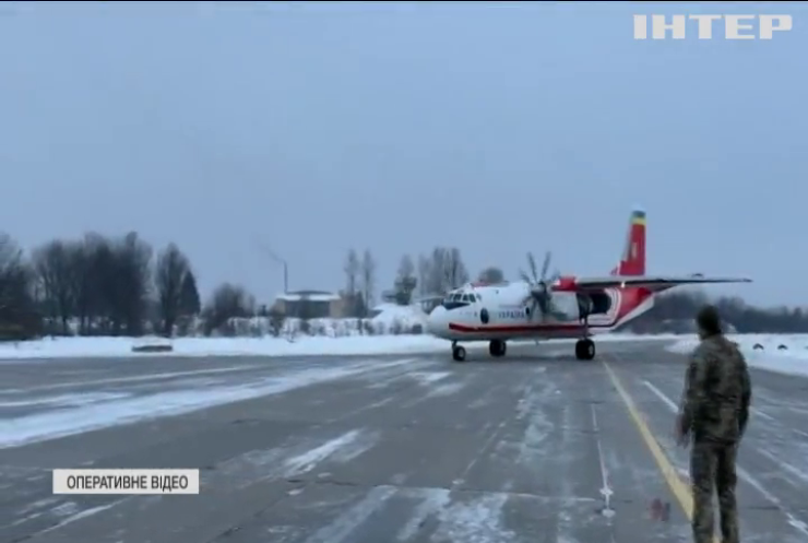 В Києві приземлився літак санавіації з постраждалою у пожежі на Прикарпатті