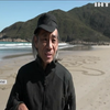 Китайський художник створює картини на піску попри те, що їх швидко змиває море