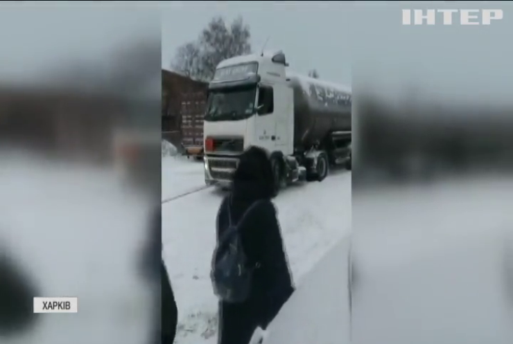 Харківську область замело: рятувальники працюють цілодобово