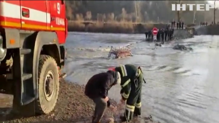 Автівки опинилися по дах у воді на Буковині