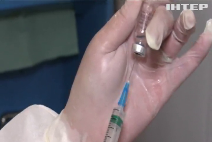 В Україні дозволили робити третю дозу вакцини