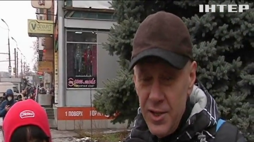 Підприємці кидають святкові дерева просто неба