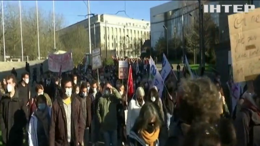 Десятки тисяч французьких учителів вийшли на протести