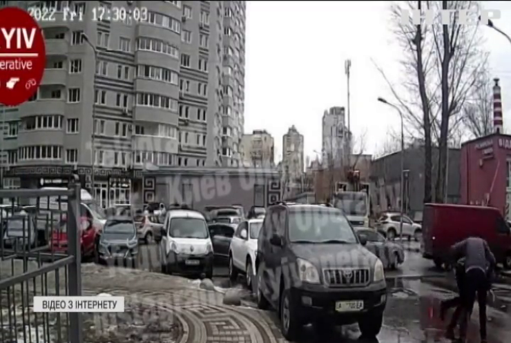 У Києві водій побив перехожого через зауваження про неправильне паркування