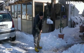 На грецькому острові випав сніг: жителі відкопували власні будинки