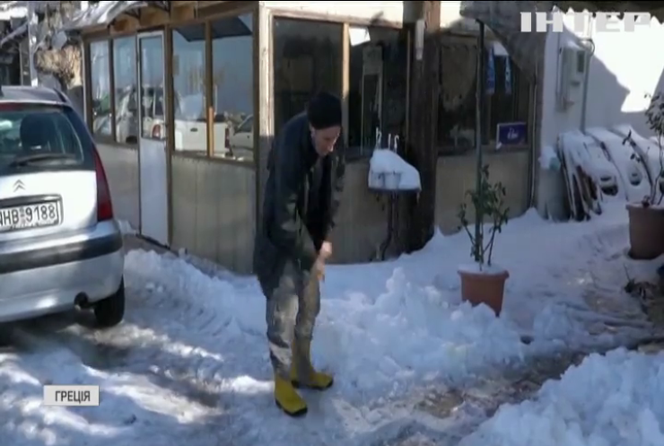 На грецькому острові випав сніг: жителі відкопували власні будинки