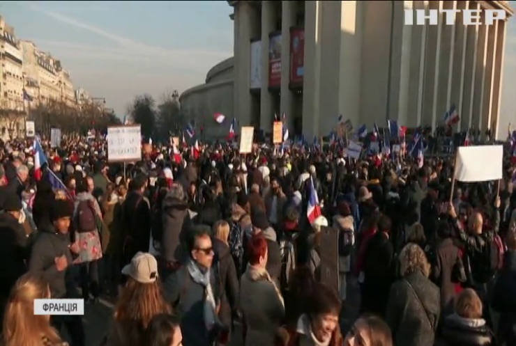 Французи протестують через нові карантинні обмеження