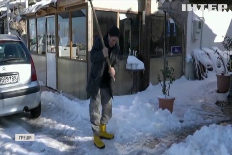 Грецький острів засипало снігом: жителі відкопували будинки та автівки
