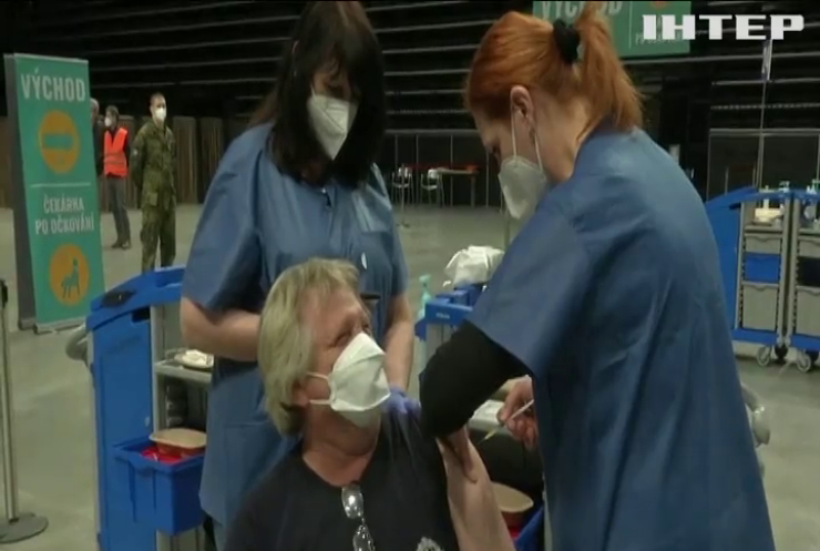 Уряд Чехії скасував обов'язкову вакцинацію