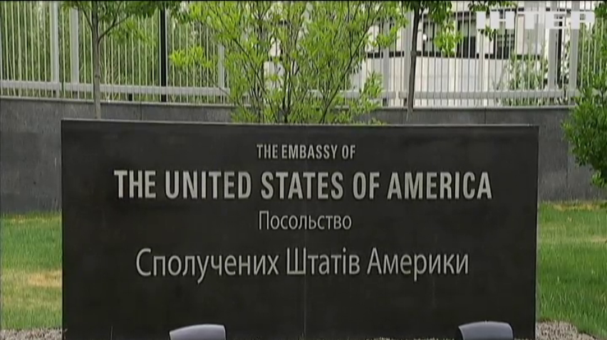 США наказали виїхати сім'ям своїх дипломатів з України