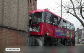 Двоповерховий автобус з дітьми врізався в житловий будинок у Лондоні