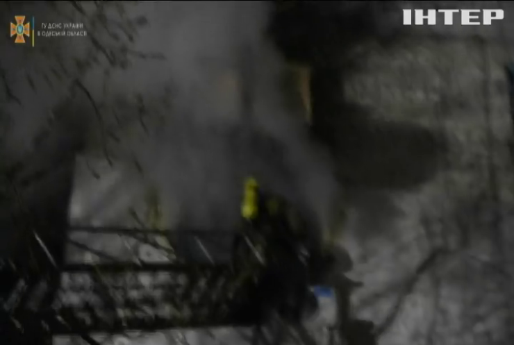 Рятувальникам Одеси довелося евакуйовувати людей відразу під час двох пожеж