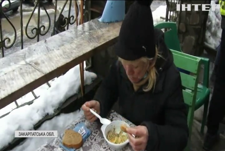 В Ужгороді волонтери вже рік годують обідами нужденних