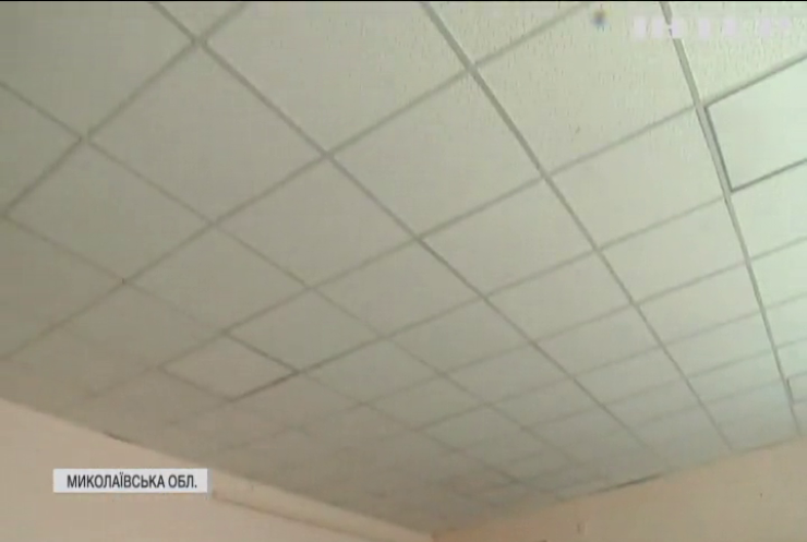 У Миколаївській школі втретє впала стеля: хто винен