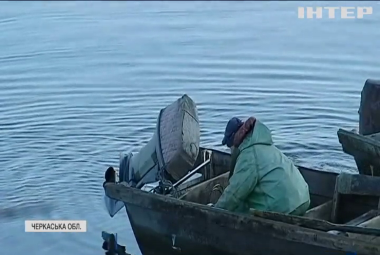 На водосховищах Дніпра виникло протистояння між еко-захисниками та промисловими рибалками