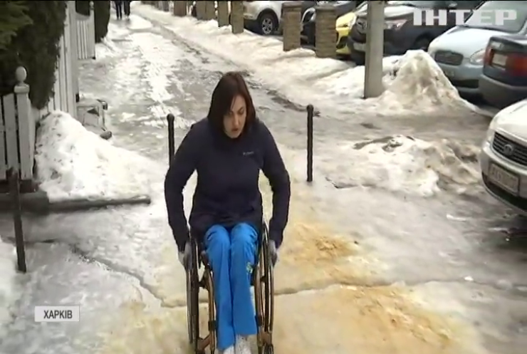 Доступність міст для людей з інвалідністю: паралімпійська чемпіонка перевірила Харків