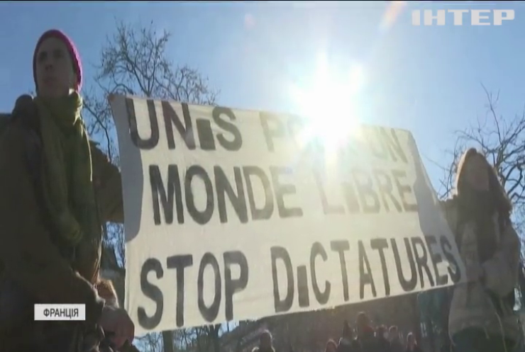 Паризька поліція розігнала антикарантинні протести