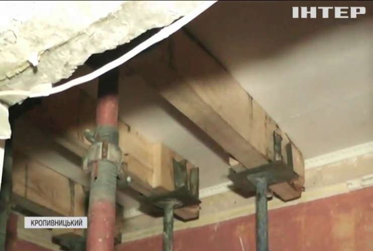 Мешканці будинку, де стався вибух, забирають речі зі зруйнованих квартир
