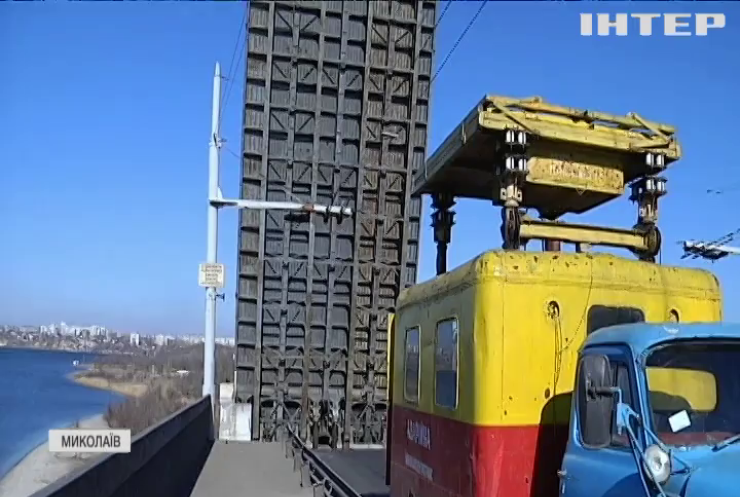 У Миколаєві зупинився рух одразу трьома мостами