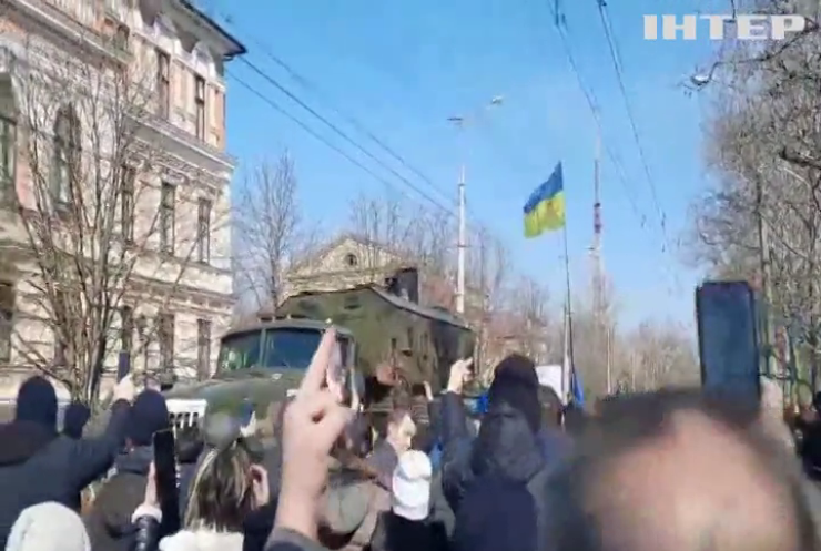 Ситуація в Херсоні: загарбники зняли з будівлі Міської ради український прапор та стали там "хазяйнувати"