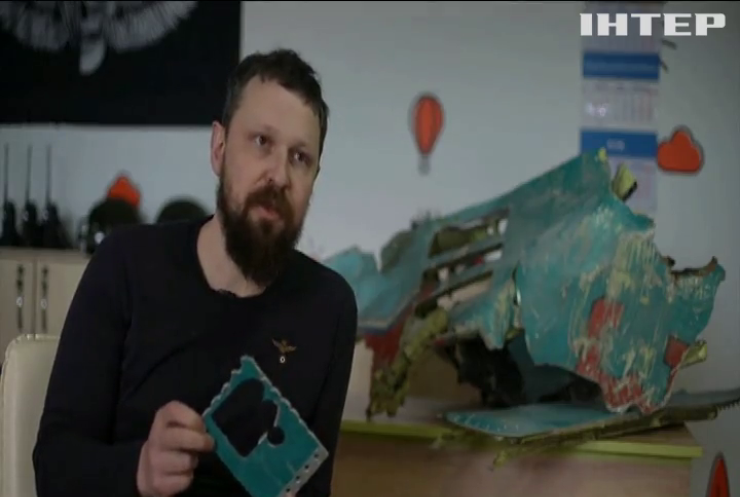Український підприємець виготовляє брелоки зі збитого російського літака