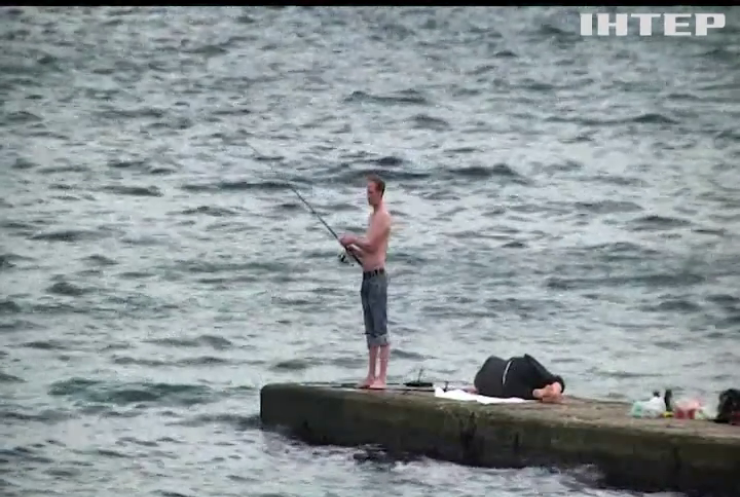 До Одеси прийшло літо: люди готові ризикувати життям, аби зануритися у небезпечне море