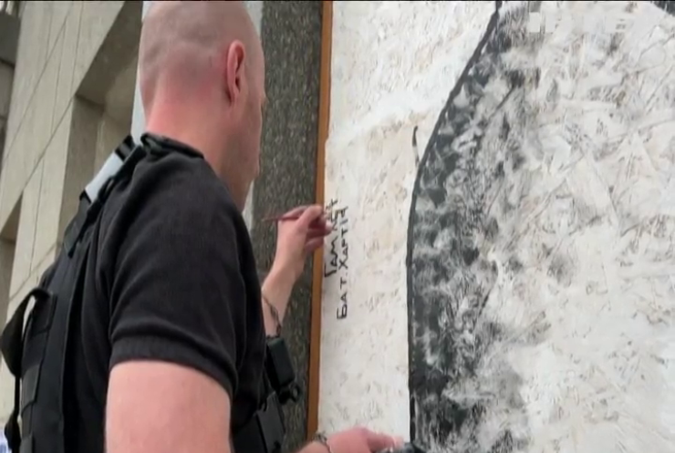 У Харкові вуличний художник створює малюнки на понівечених ракетами будинках