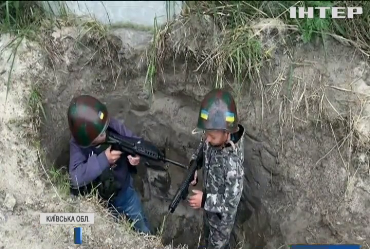 Діти із села Стоянка збудували власні укріплення і щодня чатують на ворога з іграшковою зброєю