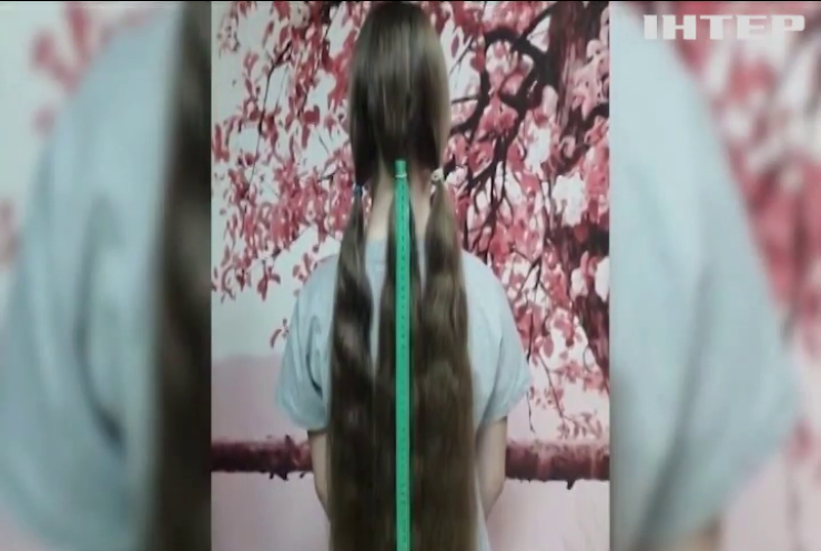 Школярка відрізала свою пів метрову косу та продала волосся, щоби допомогти армії