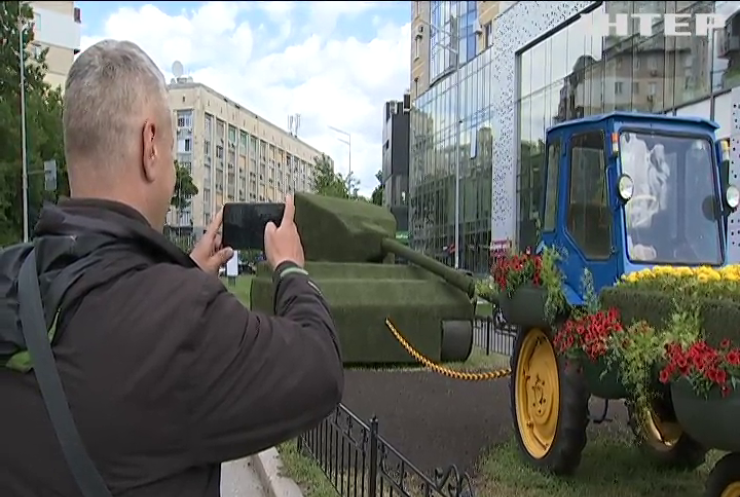 Квітучі символи України: у Києві з'явилися патріотичні клумби