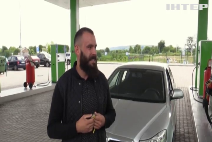 Чернець зі Львова миє автівки задля допомоги ЗСУ