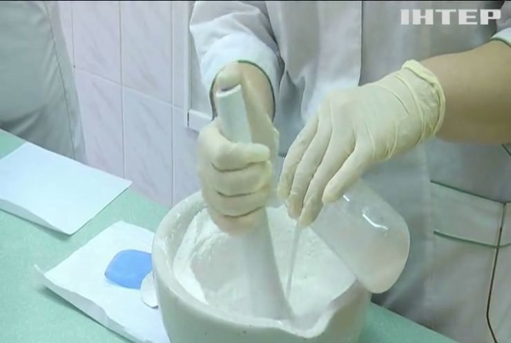 Прикарпатські студенти-фармацевти виготовляють медикаменти для військових