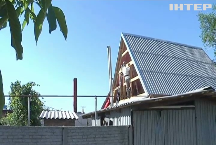 Люди відновлюють комунікації та побиті будинки на Запоріжжі