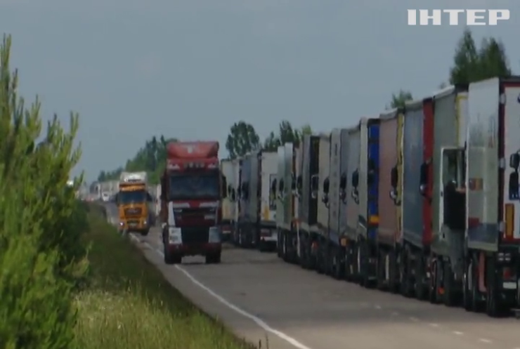 На польському кордоні – рекордні черги з вантажівок: далекобійники стоять тиждень