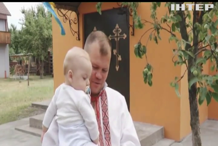 Волонтер взяв у похресники врятованого хлопчика з Лисичанська