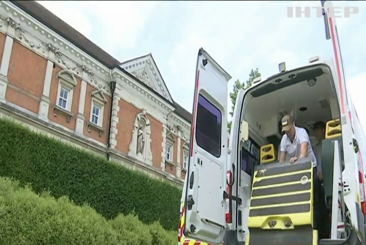 Учні Вінчестерського коледжу відправили дві машини швидкої допомоги на фронт