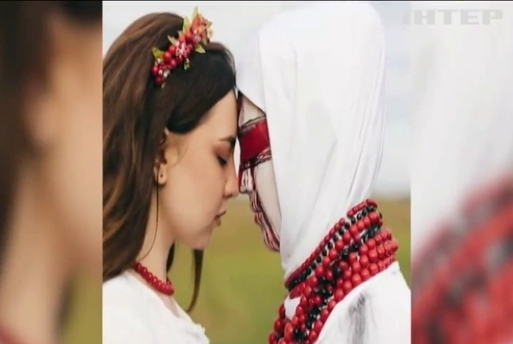 Дружини захисників із "Азовсталі" презентували незвичний фотопроєкт