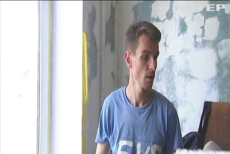 У селищі Макарів, що на Київщині, волонтери відновлюють зруйновану рашистами будівлю пожежної частини