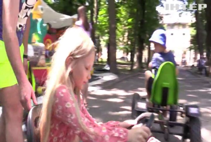 Тисячі дорослих в Україні готові стати опікунами для сиріт